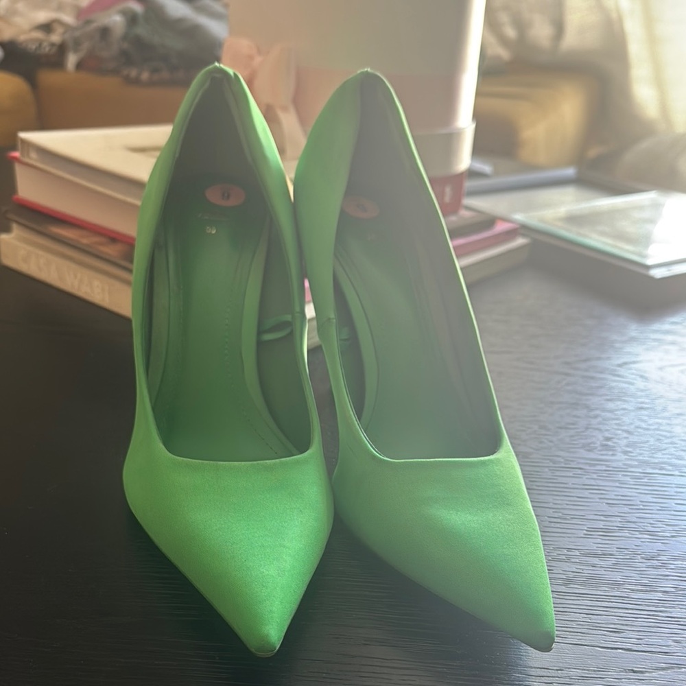 Zara Green Pointed Toe Heels Sleek Modern Design